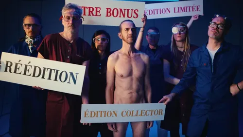 Calogero termine peu vêtu dans son nouveau clip