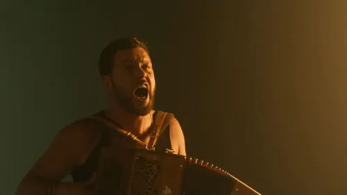 « Si j'avais su » : Claudio Capéo fait face au deuil dans son clip