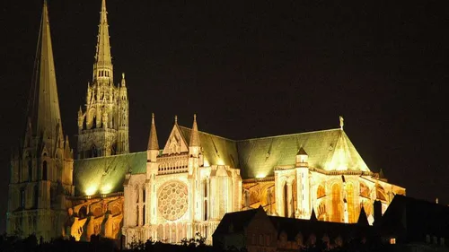 Un curieux ballet ce matin autour de la cathédrale de Chartres