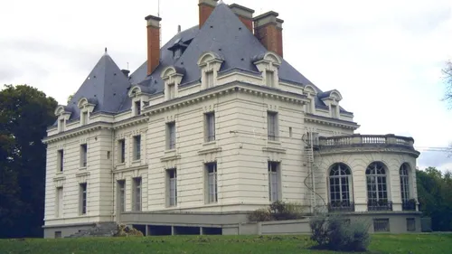 Dans le sud de la Seine-et-Marne, la ville de Paris met en vente un...