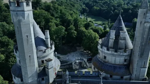 Château de Pierrefonds : une statue retrouve ses doigts... 50 ans...
