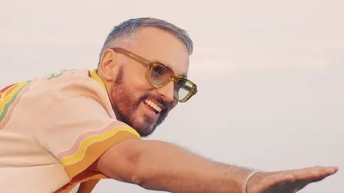 Christophe Willem « tourne en rond »... sur la plage : le clip !