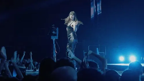 Plongez dans l'univers de Clara Luciani avec son dernier clip live 