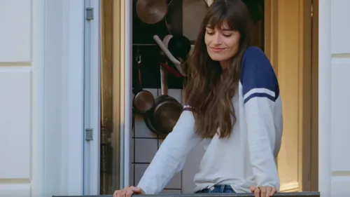 Suivez la balade poétique de Clara Luciani dans le clip de « Cette...