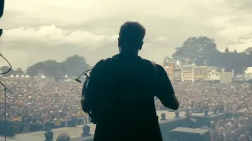 « Les petites gens » : Claudio Capéo embraye et sort un clip