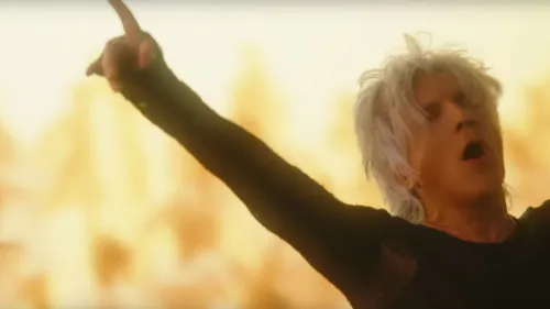 Regardez le clip de « La belle et la bête » d'Indochine 