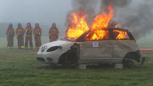 Un incendie de haie détruit six véhicules à Saint‑Rémy‑en‑l’Eau...