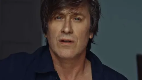 L'émouvant clip de « Dans tes yeux » dévoilé par Thomas Dutronc 