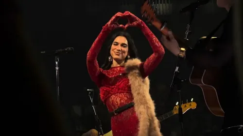 Improbable et poétique : Dua Lipa reprend « Sensualité » d'Axelle...