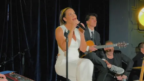 Elisa Tovati dévoile une vidéo de La chanson d'Hélène interprétée...