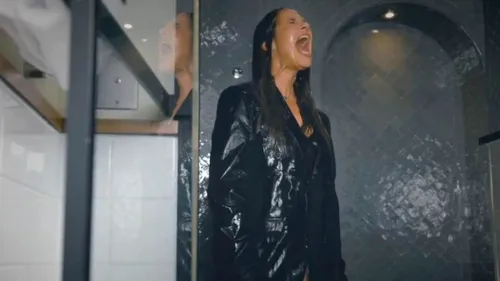 « La chanson d'Hélène » : Elisa Tovati sort son nouveau clip 