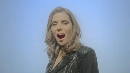 Emma Daumas sort un clip pour les 20 ans de « Tu seras » 