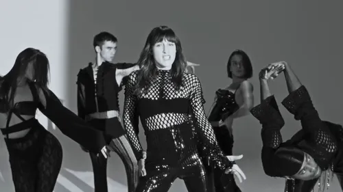 « Flamme », chanté par Juliette Armanet, a désormais son clip