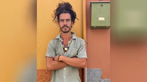 Flo Delavega dévoile le titre « Ne jamais oublier », issu de son livre