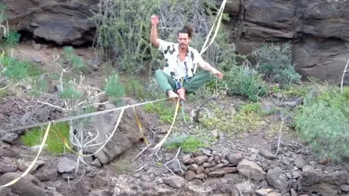 Flo Delavega affronte sa peur au-dessus du vide dans le dernier...