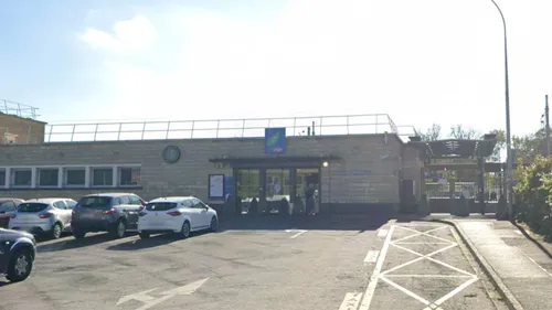 Drame en gare de Villeparisis-Mitry : une ado s'allonge sur les...
