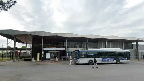 Un ado de 15 ans frappé à coups de marteau en gare...