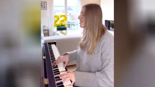 Héléna (Star Academy) célèbre son anniversaire en entonnant « Aimée...