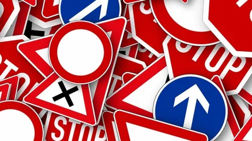 Fluy : qui s’amuse à voler les panneaux de signalisation de la...