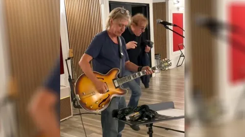 Alain Souchon fait une surprise à Jean-Louis Aubert en pleine...