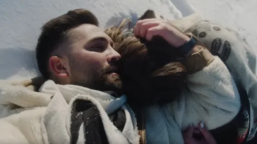 Kendji met en scène sa compagne dans le clip de « J'ai changé »