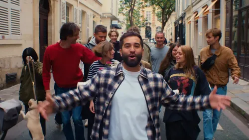 Kendji attire les foules dans le clip d'« Oublier »