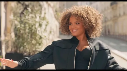 Découvrez « Plus fort », le clip de Léa