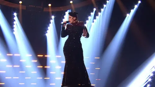 Regardez La Zarra interpréter « Evidemment » en demi-finale de...