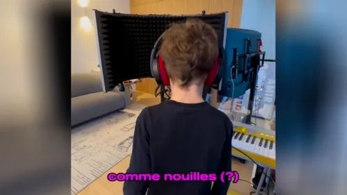 Le fils d'Amir chante « tellement mieux » que son papa 