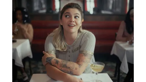 « Chiens » : regardez le clip totalement décalé de Louane