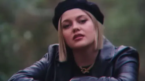 Louane révèle le clip de « Secret »
