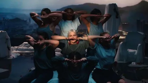 Louane danse dans le clip de « La pluie »