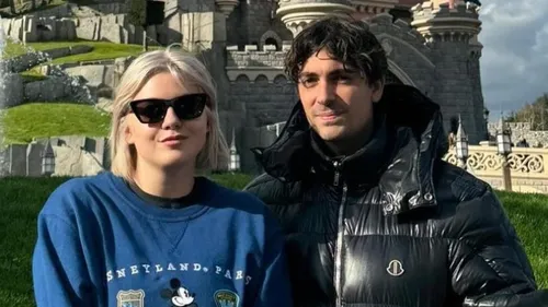 Louane et son chéri s'offrent une pause en amoureux dans un célèbre...