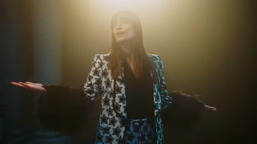 Le plus grand fan de Clara Luciani est chez elle 