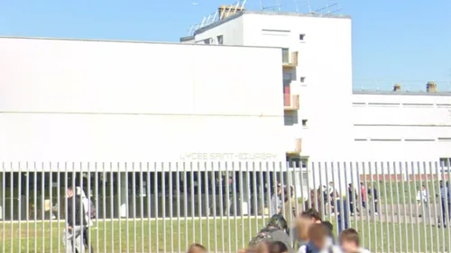À Mantes-la-Jolie, des personnels du lycée Saint-Exupéry en grève...