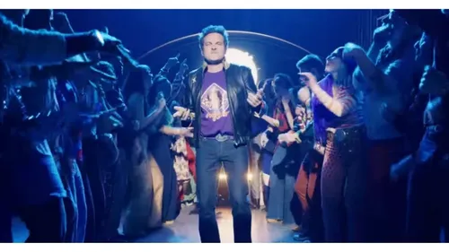 M salue le clip « familial et complètement fou » créé par sa soeur !