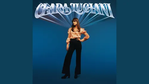 Clara Luciani dévoile « Tout le monde (sauf toi) »