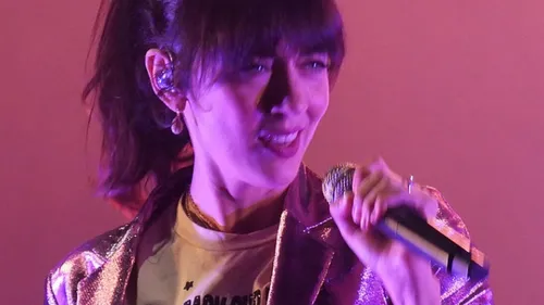 Nolwenn Leroy, « en colère », affirme que les Restos du Coeur ont...