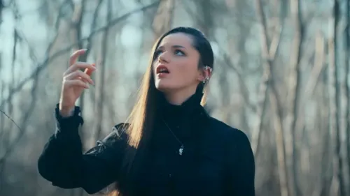 Nour, révélée dans The Voice, sort enfin le clip de « Premier amour »