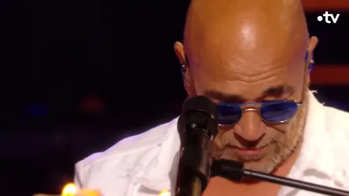 Pascal Obispo submergé par l'émotion en reprenant « L'envie d'aimer »