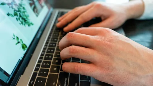 Il gardait des enfants et possédait des milliers de fichiers...