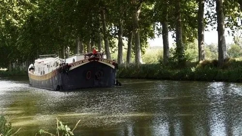 Nord Yvelines : deux péniches abandonnées encombrent la Seine...