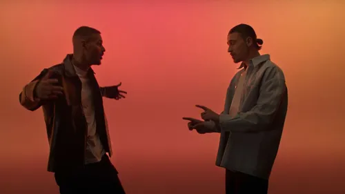 Pierre Garnier et Matt Pokora en scène sur le clip de « Chaque...