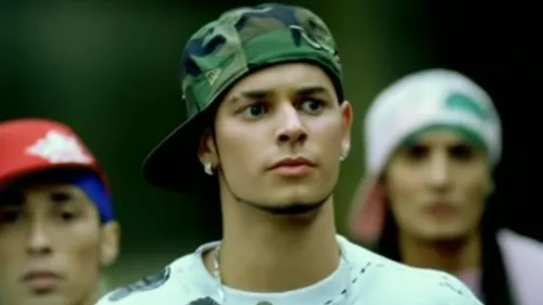 Pour ses 20 ans de carrière, Matt Pokora jette un oeil dans le...