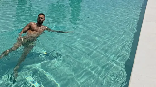 Matt Pokora se la coule douce sur la Côte d'Azur