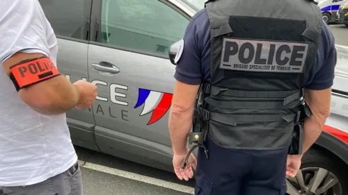 Le Printemps attaqué à la voiture-bélier enflammée au centre...