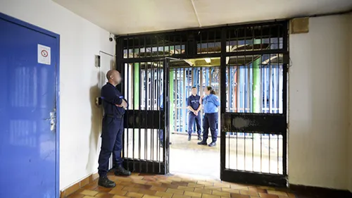 Des surveillants de la prison de Bois-d’Arcy dénoncent leurs...