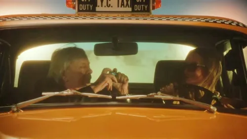 Renaud sort un nouveau clip de « Manhattan-Kaboul » avec Noée 