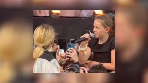 Séquence émotion : une jeune fan de Zaho de Sagazan chante « La...