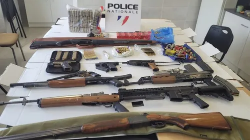 Un vaste trafic d’armes entre la France et la Suisse démantelé dans...